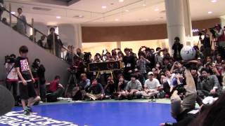 フリースタイルフットボール大会決勝戦Red Bull Street Style Japan 2012 FINAL tokura VS Nao [upl. by Milla]