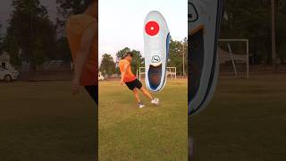 How to knuckleball with Puma king Ultimate knuckleball skony7 pumathailand [upl. by Nomae]