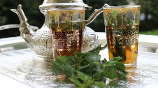 Marokkanischer Minztee traditionelle Zubereitung  Traditional Moroccan Mint tea [upl. by Alla]