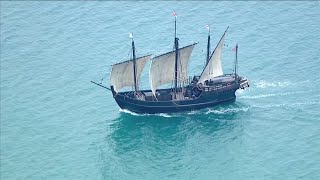 Replicas of Columbus ships Nina and Pinta docking in Venice [upl. by Joelynn]