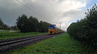 VIRM 8730 en de 9556 groene trein raast langs net buiten Hoorn Kersenboogerd [upl. by Golden998]