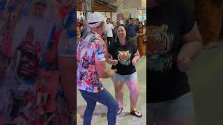 Dança com turista no centro de Porto de Galinhas em Pernambuco portodegalinhas nordeste [upl. by Arama974]