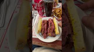 Le « Smoked Meat Sandwich » de Montréal 4ème meilleur au monde quebec smokedmeat sandwich [upl. by Adalbert30]