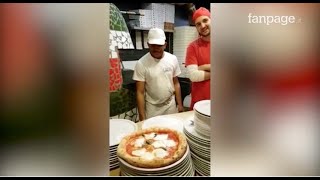 Pizzaioli napoletani a Carlo Cracco quotEcco come è la vera pizza margheritaquot [upl. by Sirej]