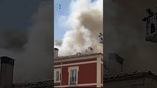 Desatado un incendio en la cubierta de un edificio frente a la Catedral de Burgos [upl. by Rab]