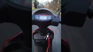 Giro in scooter elettrico a pedalata assistita accelera solo ruotando i pedali se si smette rallenta [upl. by Ecirtaeb]