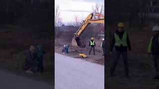 Shorts L enfant son camion et le vrai bulldozer [upl. by Einegue]