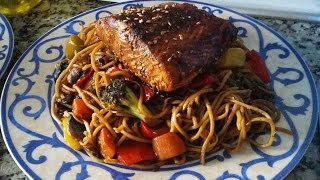 طبق اسيوي شهييير نودلز بالخضروات مع صلصة الترياكي و السلمونteriyaki noodles salmon [upl. by Anissa]