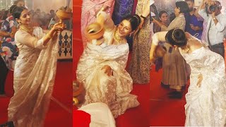 Tanishaa Mukerji Dance Performs Dhunuchi Dance On Durga Puja [upl. by Schnurr]