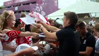 Szał w Strefie Kibica Polacy rozdają autografy w podziękowaniu za doping [upl. by Nikaniki]