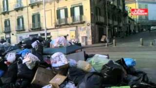 Napoli continua ad affogare nei rifiuti [upl. by Adnirem318]