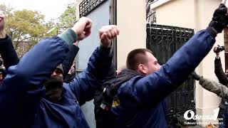 Odessa1com  Драка с полицией против застройки Горсада [upl. by Reagen324]