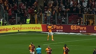 Osimhen golünden sonra İcardi sevinci ve Aşkın Olayım GalatasaraySamsun tribün çekim [upl. by Asatan]