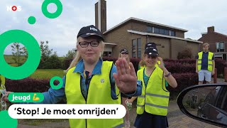 Gevaarlijk bij school Deze kinderen regelen het verkeer zelf [upl. by Kere]