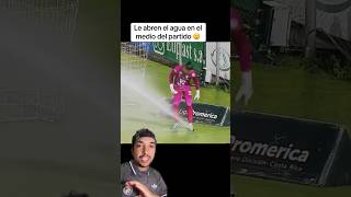 😲💦Le abren el agua en el medio del partido españa argentina mexico usa futbol gol colombia [upl. by Eirahcaz]