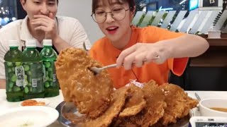 Famous Youtuber Cant Believe This Happen MBRO JUMBO PORK CUTLET CHALLENGE Korean mukbang show [upl. by Grous]