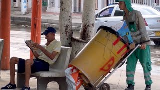 El recogedor de basura funny funnyvideo prank humor [upl. by Nage190]