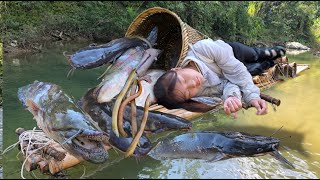 Vietnamese girl goes on an adventure to catch fish with two dogs helping her owner  ha thi muon [upl. by Ashwin]