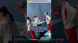 Árbitra chinesa que deu nota polêmica para Rebeca Andrade é vista com medalha de prata da China [upl. by Galven701]