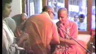 Sw Chidananda sings before Ma Anandamayi [upl. by Ylla]