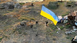 Ukraine hisst Nationalflagge auf symbolträchtiger Schlangeninsel  AFP [upl. by Idur]