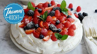 Baisertorte mit frischen Erdbeeren  Pavlova [upl. by Caesar743]