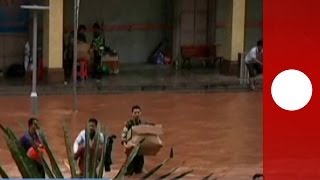 Amateur video Looting in Tacloban store amid Philippines chaos [upl. by Taddeo]