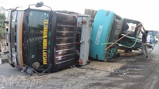 Excavator Accident Kobelco SK200 Fuso Self Loader Truck Heavy Recovery [upl. by Maddi298]