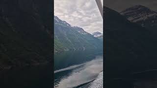 Fiordes da Noruega  Entrada em HellesyltGeiranger [upl. by Bartley]