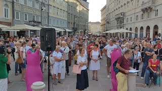 Trieste in piazza della Borsa nuova manifestazione quotno Green passquot e quotno vaxquot [upl. by Abdu]