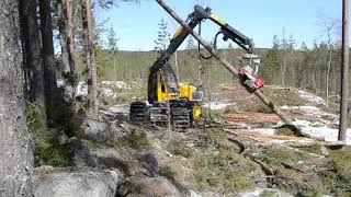 Eco Log skördare 580E körs smidigt fram på den steniga terrängen på grund av Eco Logs pendelarmar [upl. by Lrub336]