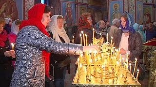 Pasqua in Ucraina a Kiev i fedeli pregano per lintegrità del Paese [upl. by Enninaej825]