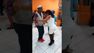 Bailando con todos los poderes capitán y triquitraca 🎵🎶🎼👍baile show dance music shorts short [upl. by Notsur627]