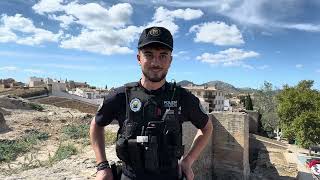 Policías y una barrendera salvan la vida de una joven que iba a saltar de la muralla de Alcúdia [upl. by Docia]