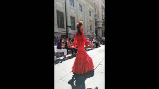 Model in Flamenco Dress FALLS during Fashion Show quotDesfile de moda flamencaquot quotTraje de flamencaquot [upl. by Turnheim]