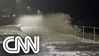 Tempestade Eunice deixa pelo menos 10 mortos na Europa  CNN DOMINGO [upl. by Yrtnej]