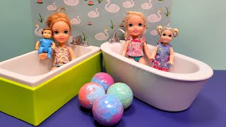 Bath fizz  Elsa amp Anna toddlers  water fun  surprises  Barbie [upl. by Suirada]