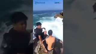 Diterjang Ombak Saat Berdiri di Tebing Siswa Sumut Tenggelam di Pantai Kedung Tumpang Tulungagung [upl. by Hesoj]