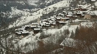 Suisse Village de montagne cherche habitants [upl. by Ainsley]