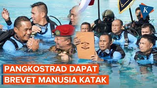 Pangkostrad Terima Brevet Kehormatan Manusia Katak dan Scuba Diver TNI AL [upl. by Nosreffej]