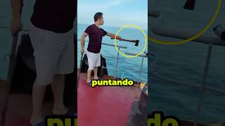 PIRATI ATTACCANO UNA BARCA IN MARE😱 virale [upl. by Ayhdiv]