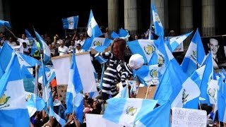 Miles piden renuncia del presidente de Guatemala [upl. by Anelrad822]