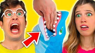 NOS ENFRENTAMOS a un TIBURÓN y NOS MUERDE 🦈😨  El Show de Tekendo y Laia Oli 11 [upl. by Casady]