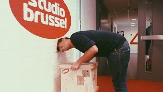 Studio Brussel Sam en Roos doen aan wetenschappelijk onderzoek [upl. by Sall699]