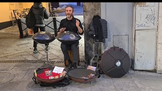 artista di strada con percussioni [upl. by Annoved]