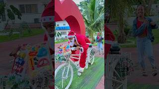 Cuando una niña ve a Santa Claus en su bicicleta 🚴🏻‍♀️🎅😭🤣 santaclaus shorts navidad [upl. by Eillib]