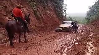 TRANSAMAZÔNICA MULA PUXANDO CARRO NO ATOLEIRO [upl. by Bailar]