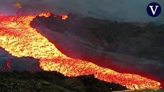 La lava del volcán de La Palma aumenta su velocidad y desborda del canal lávico [upl. by Nwahsad]