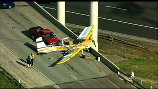 Un petit avion entre en collision avec deux voitures au Texas [upl. by Shifra]