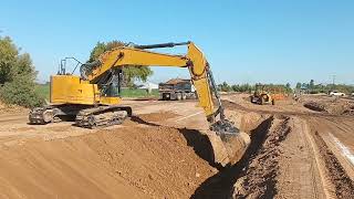 Excavadora Afine de taludes en un canal de riego agricola [upl. by Natsrik]